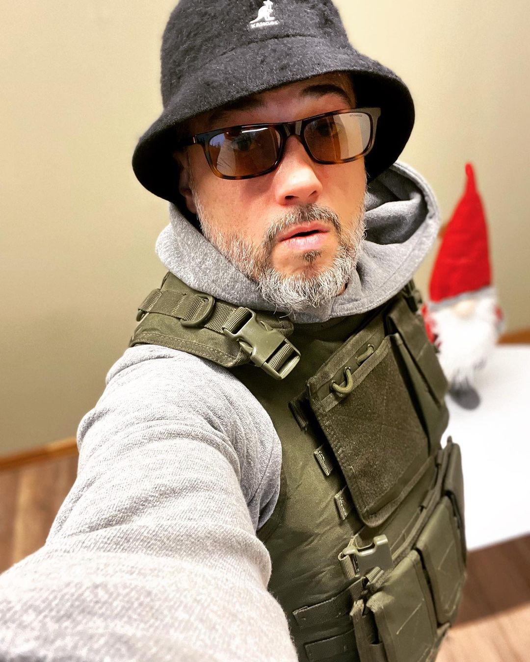 Український артист заспівав про кохання під час війни і заявив, що йде в ЗСУ